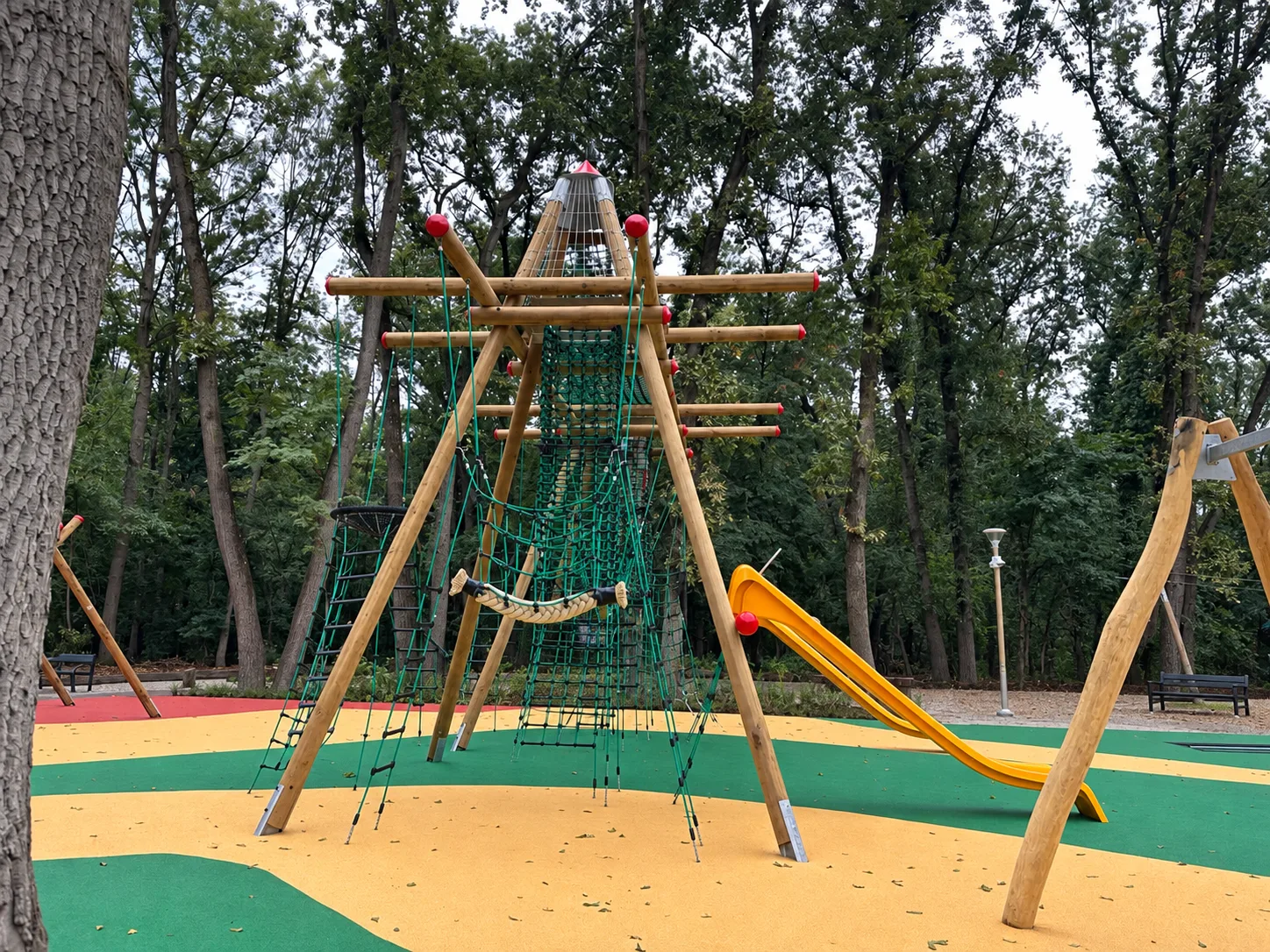 Locul de joacă reamenajat din Parcul Băneasa